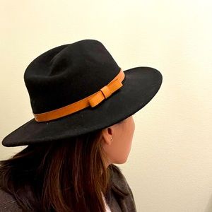 Club Monaco hat size M/L